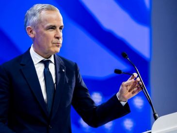 En su alocución en Davos, Carney afirmó que las potencias medias deben trabajar juntas para resistir el acoso y la coerción económica de las grandes potencias. EFE/G. Ehrenzeller