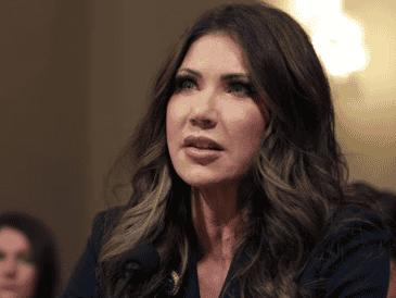 Tanto Noem como Bovino afirmaron que Alex Pretti, el hombre de 37 años asesinado en Mineápolis, "se acercó a los agentes de la Patrulla Fronteriza de Estados Unidos con una pistola semiautomática de 9 mm". AFP / ARCHIVO