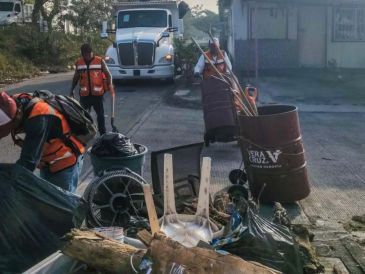 Casi 150 toneladas de residuos, desde muebles, electrodomésticos, llantas y madera, fueron retirados hoy de las calles del puerto de Veracruz. ESPECIAL
