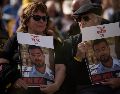 Personas sostienen carteles con la foto de Ran Gvili, quien murió cuando enfrentaba a milicianos de Hamás durante el ataque del 7 de octubre de 2023. AP/L. Correa