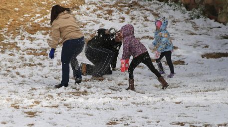 La nevada ocurre en el marco de una tormenta invernal que afecta amplias zonas del sur de Estados Unidos. EFE/L. Torres