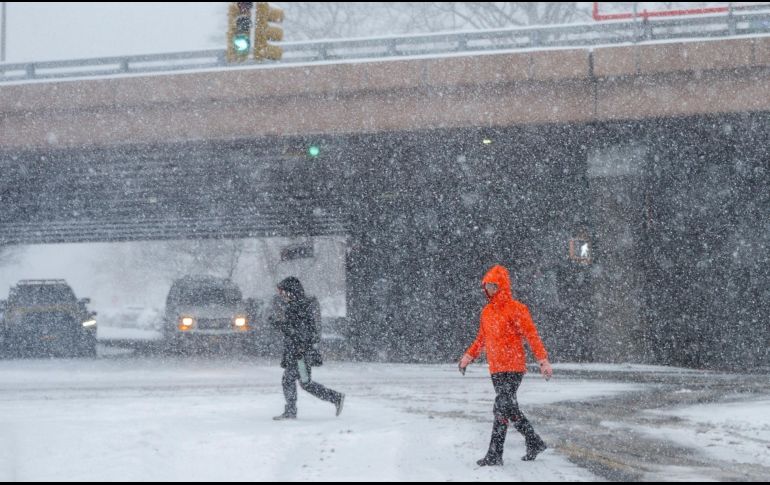 En Polonia, se esperan temperaturas nocturnas de hasta -15°C, con viento y lluvia helada que persistirá hasta el miércoles al menos. EFE/EPA/O. FEDOROVA