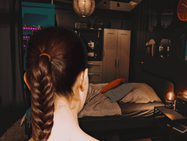 Trenzas sueltas son uno de los peinados más recomendados para dormir, ya que evitan enredos y reducen el encrespamiento. ESPECIAL / CANVA