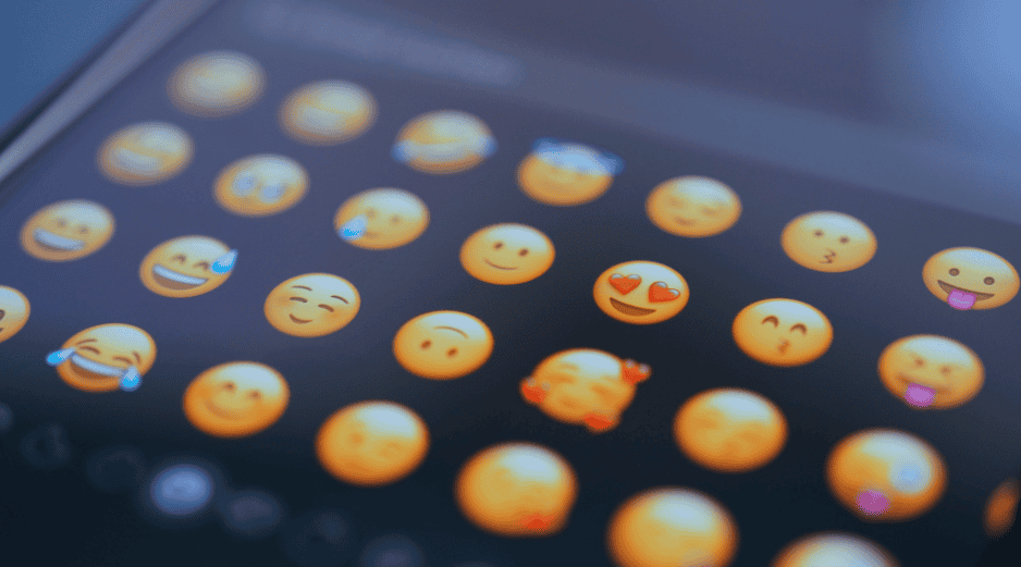 Los emojis, stickers, gifs y memes son parte de la comunicación cotidiana en medios sociales, y son usados con significados específicos por infantes, adolescentes y jóvenes. ESPECIAL