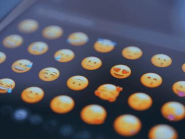 Los emojis, stickers, gifs y memes son parte de la comunicación cotidiana en medios sociales, y son usados con significados específicos por infantes, adolescentes y jóvenes. ESPECIAL