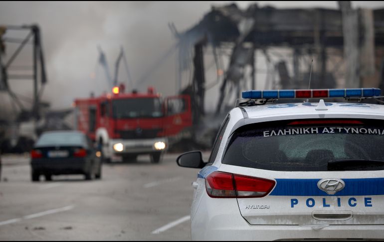 El incendio posterior a la explosión destruyó una fábrica de galletas cerca de Trikala y provocó varias víctimas y heridos. EFE/STR