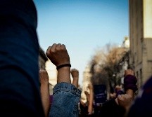 Los manifestantes vestían de blanco y portaban rosas blancas como símbolo de paz y recuerdo por las víctimas. PEXELS