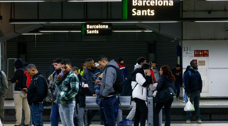 La estación de Sants de Barcelona, este lunes en que el servicio de Rodalies y Media Distancia de Cataluña vuelve a sufrir una jornada caótica a raíz de las incidencias que afectan esta mañana al centro de control centralizado de Adif, y que repercuten en continuas suspensiones de la circulación de trenes. EFE / Q. García