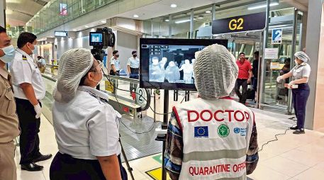 Autoridades sanitarias de Tailandia vigilan a pasajeros de vuelos internacionales en el aeropuerto de Suvarnabhumi, tras activar medidas de detección por el virus Nipah. EFE