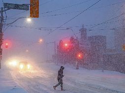 Personas caminan por el centro de Toronto, mientras una tormenta invernal atraviesa la región. AP