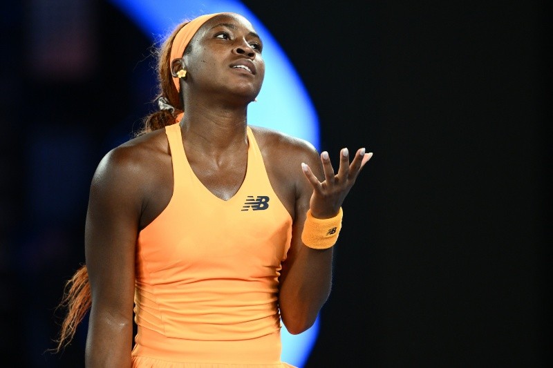 La joven estadounidense desahogó su frustración destrozando su raqueta tras esta derrota desigual. EFE / J. Carret