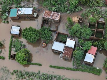 Las intensas lluvias y las inundaciones registradas desde mediados de diciembre de 2025 han afectado a unos 1,3 millones de personas en el sur de África, destruyendo viviendas e infraestructuras críticas e interrumpiendo el acceso a los servicios de salud. EFE/L. NHANTUMBO