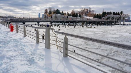 Fotografía donde se observa el río Hudson congelado, tras la tormenta invernal en Nueva York. Al menos 34 personas han fallecido por la tormenta invernal que afecta a dos tercios de la geografía estadounidense desde este fin de semana. EFE/ A. Colmenares