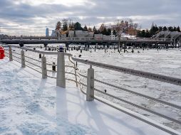 Fotografía donde se observa el río Hudson congelado, tras la tormenta invernal en Nueva York. Al menos 34 personas han fallecido por la tormenta invernal que afecta a dos tercios de la geografía estadounidense desde este fin de semana. EFE/ A. Colmenares