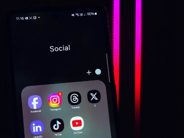 De acuerdo con los investigadores, el tiempo dedicado a redes sociales puede desplazar actividades esenciales como la lectura y las tareas escolares, lo que impacta en el rendimiento académico y el desarrollo intelectual. Unsplash