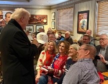 Trump sostiene que el Gobierno cubano tiene los días contados desde el ataque de Estados Unidos a Venezuela. EFE/M. Martin