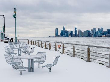 El número de víctimas mortales por la tormenta invernal que azotó este fin de semana a dos tercios de Estados Unidos ascendió a los 34. EFE/ A. Colmenares.