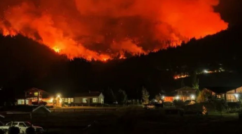 Las condiciones climáticas intensificaron este martes los focos de incendio en la provincia de Chubut, en la Patagonia de Argentina. ESPECIAL.
