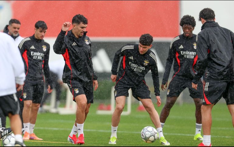 Jugadores del Benfica se preparan para su juego de hoy contra el Real Madrid. EFE/R. Minderico