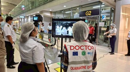 Médicos de cuarentena revisan los escáneres térmicos de pasajeros procedentes de la India en un aeropuerto de Tailandia. AP/Departamento de relaciones públicas del Aeropuerto Internacional Suvarnabhumi