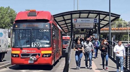 A pesar del frenado de emergencia, la parte delantera del autobús alcanzó a golpear al hombre, sin embargo, el sujeto logró incorporarse tras el impacto. SUN/ Archivo