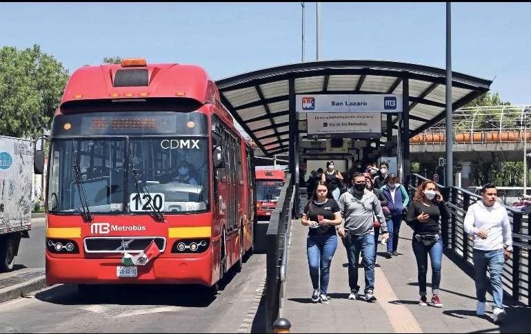 A pesar del frenado de emergencia, la parte delantera del autobús alcanzó a golpear al hombre, sin embargo, el sujeto logró incorporarse tras el impacto. SUN/ Archivo