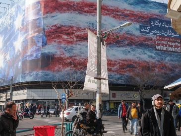 En Teherán se muestran un par de murales de afrenta ante Estados Unidos; en la imagen un avión de combate derribado forma la bandera de EU. EFE / Jaime León