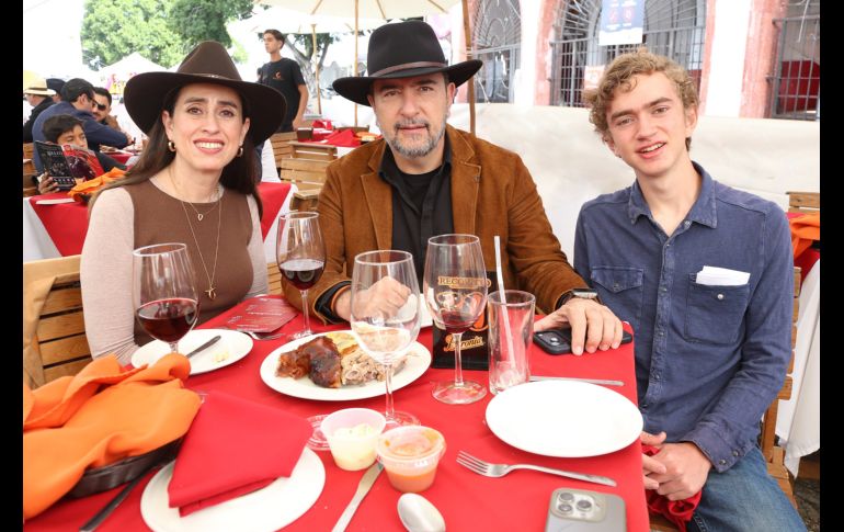 Cristina Borondón, Sebastián Reyes Retana e Ismael Teyes Retana. GENTE BIEN JALISCO / 59 aniversario de la Plaza de Toros Nuevo Progreso
