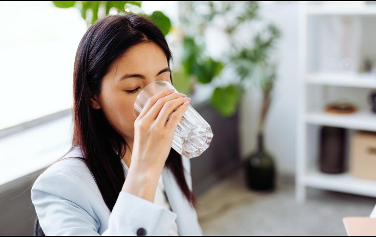 Más allá de quitar la sed, una buena hidratación permite que el organismo funcione de forma correcta. ESPECIAL / CANVA