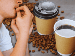Las consecuencias de beber café en exceso son la ansiedad, el estrés y la falta de sueño, debido a que la cafeína sobreestimula el sistema nervioso. ESPECIAL / CANVA