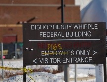 Fotografía que muestra un letrero intervenido durante una manifestación en el edificio federal Bishop Henry Whipple este miércoles, en Mineápolis, Estados Unidos. EFE/ A. Bettcher