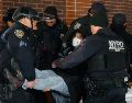 Manifestantes fueron arrestados durante una movilización contra operativos migratorios en Manhattan. EFE/ O. Fedorova