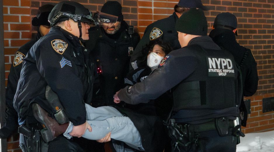 Manifestantes fueron arrestados durante una movilización contra operativos migratorios en Manhattan. EFE/ O. Fedorova