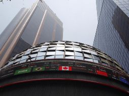 En la jornada, el peso mexicano se depreció un 0.4 % frente al dólar, al cotizar en 17.4 unidades por billete verde, frente a los 17.33 % en la jornada anterior, según datos del Banco de México. EFE / ARCHIVO