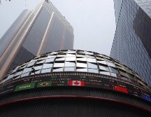 En la jornada, el peso mexicano se apreció un 0.17 % frente al dólar, al cotizar en 17.21 unidades por billete verde, frente a los 17.24 en la jornada anterior, según datos del Banco de México. EFE / ARCHIVO