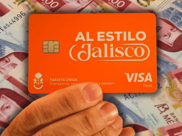 El retiro de dinero a través de la Tarjeta Única Al Estilo Jalisco en cajeros automáticos está sujeto al cobro de una comisión del banco anfitrión. EL INFORMADOR/ARCHIVO ESPECIAL/Canva