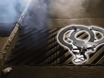 Tras sofocar el fuego, un hombre, identificado como Javier "N", de 50 años de edad, salió de la alcantarilla y refirió que se encontraba quemando cables sueltos. ESPECIAL/Gobierno de Guadalajara/Canva