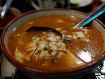 Algunos comensales no solo rechazan el menudo por la textura, sino también por el aroma característico que desprende. ESPECIAL / CANVA