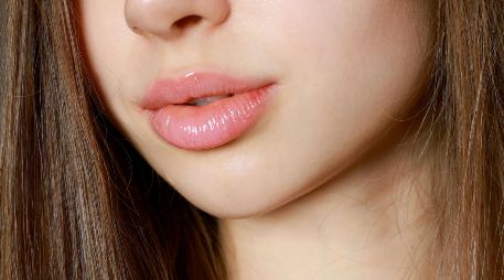 Existen alternativas naturales y hábitos sencillos que ayudan a mantener los labios suaves y saludables. Unsplash