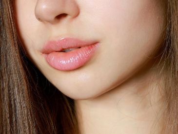 Existen alternativas naturales y hábitos sencillos que ayudan a mantener los labios suaves y saludables. Unsplash