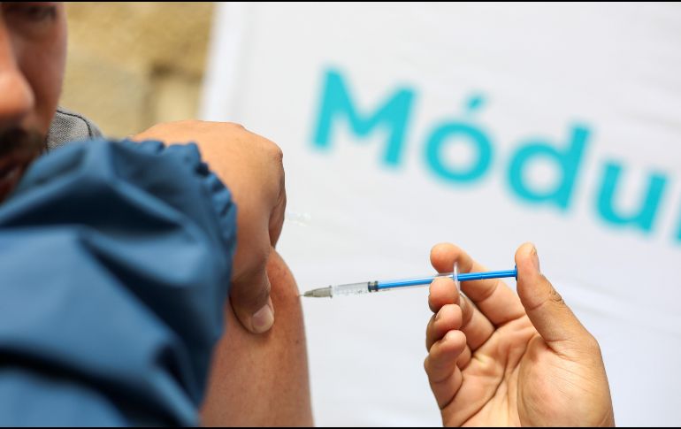 Héctor Raúl Pérez Gómez, secretario de Salud en la Entidad, detalló que para lograr el objetivo de incrementar el número de dosis, se duplicó el número de brigadas de vacunación con la participación de diversas instituciones del Sector Salud y de otros ámbitos. EL INFORMADOR / ARCHIVO