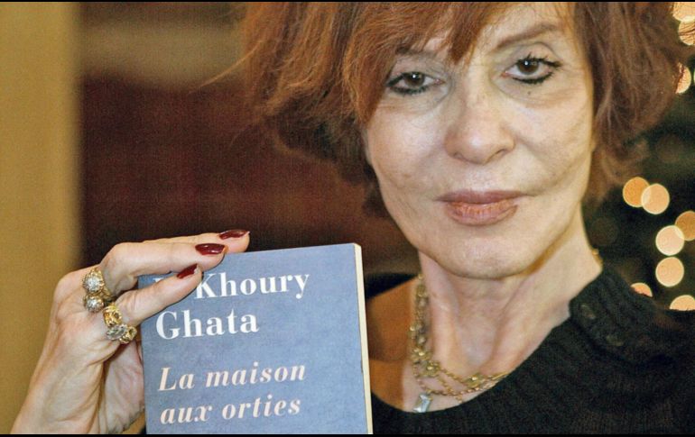 Vénus Khoury-Ghata posa con su libro, “La Maison aux Orties”, publicado en 2006. AFP