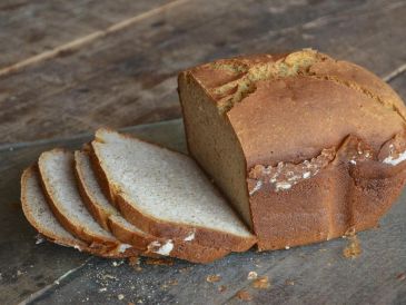 Los panes sin gluten suelen elaborarse con harinas alternativas como arroz, maíz, almendra o avena certificada, lo que puede reducir su aporte de fibra y proteínas. PIXABAY