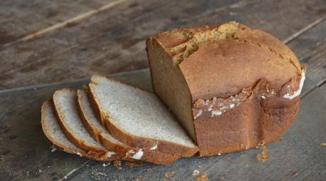 Los panes sin gluten suelen elaborarse con harinas alternativas como arroz, maíz, almendra o avena certificada, lo que puede reducir su aporte de fibra y proteínas. PIXABAY