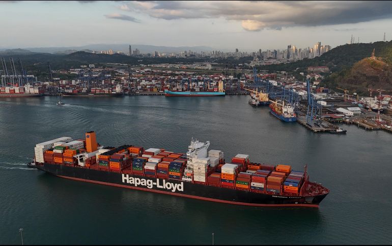 Un buque mercante navega por el puerto de Balboa, gestionado por CK Hutchison Holdings, en el Canal de Panamá. AP/M. Delacroix