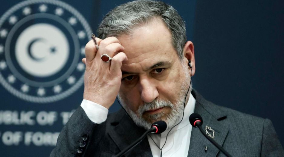 El ministro de Exteriores de Irán, Abbas Araghchi, se ha mostrado este viernes dispuesto a negociar con Estados Unidos una solución diplomática al conflicto por el programa nuclear iraní, en declaraciones a los medios en Estambul. EFE/E. SAHIN