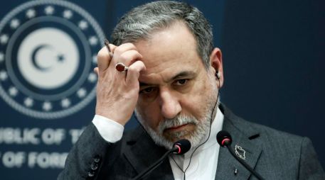 El ministro de Exteriores de Irán, Abbas Araghchi, se ha mostrado este viernes dispuesto a negociar con Estados Unidos una solución diplomática al conflicto por el programa nuclear iraní, en declaraciones a los medios en Estambul. EFE/E. SAHIN