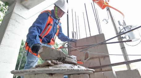 La decisión incluye además un ajuste para los salarios mínimos profesionales correspondientes a 61 ocupaciones, oficios y trabajos especiales, entre los que se incluye la albañilería. EL INFORMADOR/ ARCHIVO