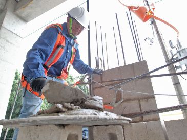 La decisión incluye además un ajuste para los salarios mínimos profesionales correspondientes a 61 ocupaciones, oficios y trabajos especiales, entre los que se incluye la albañilería. EL INFORMADOR/ ARCHIVO