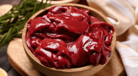 El consumo moderado de hígado de res puede contribuir a prevenir deficiencias nutricionales, mejorar la energía y apoyar la salud cerebral.  CANVA